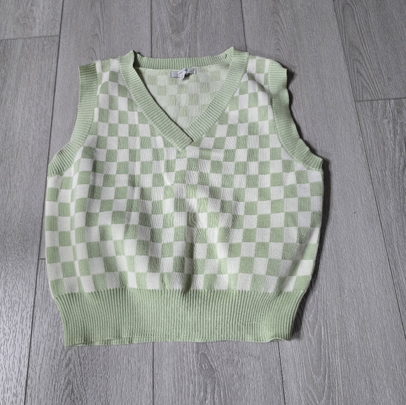 Love Tree Sweaters - NWOT Love Tree Green/White Checkered Sweater Vest Medium